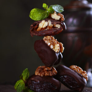 Финики с грецким орехом в темном шоколаде, 5 шт