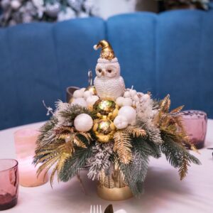 Композиция в золотом подсвечнике