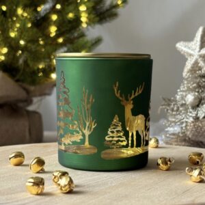 Ароматная свеча в новогоднем подсвечнике