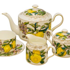 Чайный сервиз "Яблоко" на 6 персон в подарочной упаковке. 455х455х185 мм. Заварочный чайник 1 шт., молочник 1 шт., сахарница 1 шт., чашки 6 шт., блюдца 6 шт. Материал Премиальный фарфор, золотая деколь, природные краски на минеральной основе. Цветовые варианты: красный, желтый, зеленый.