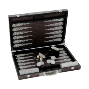 Нарды "Эмир". Цвет кейса - черное лакированное дерево. Размер 455х303х64мм, материал МДФ, входят 30шт фишек, 5 кубиков, 2 стакана, подарочная упаковка из картона.