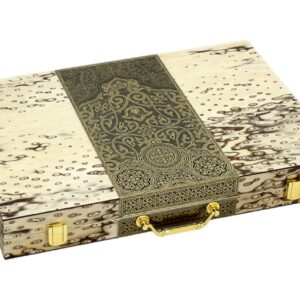 Нарды "Эмир". Цвет кейса - светлое лакированное дерево. Размер 455х303х64мм, материал МДФ, входят 30шт фишек, 5 кубиков, 2 стакана, подарочная упаковка из картона.