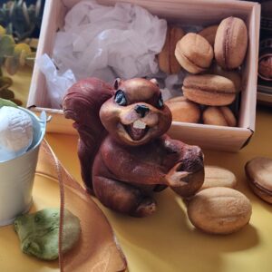 Белочка с орешками