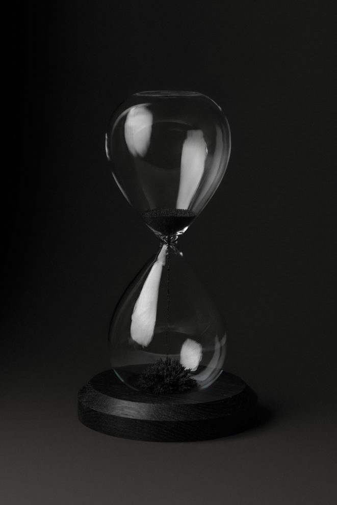 Часы песочные на подставке из мореного дуба — фото 1