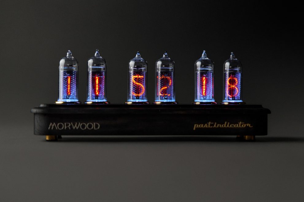 Часы ламповые на подставке из мореного дуба — фото 1