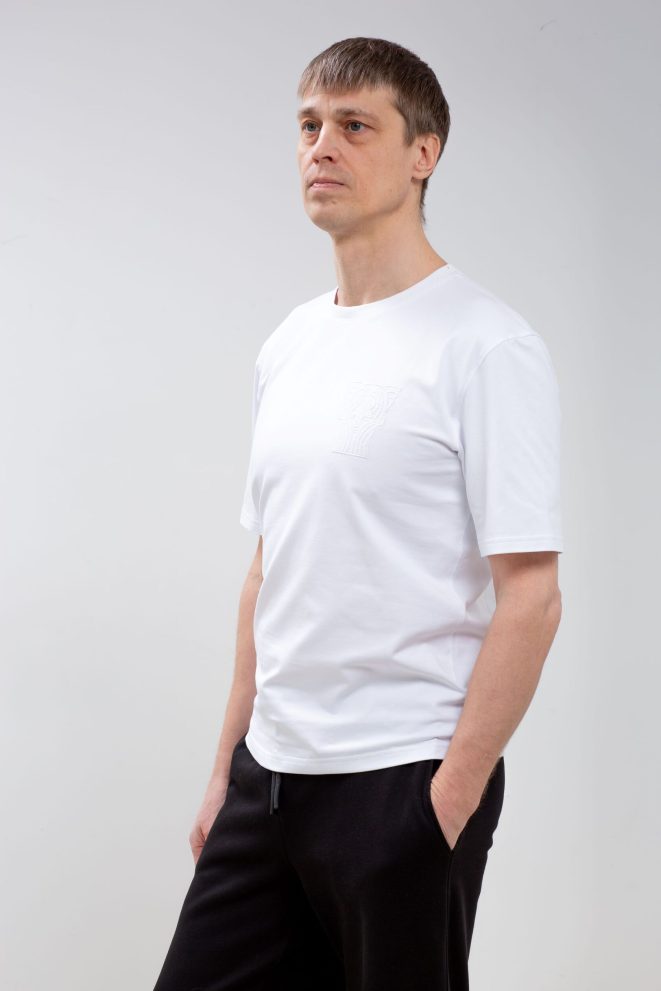 Футболка мужская белая с вышивкой — фото 1