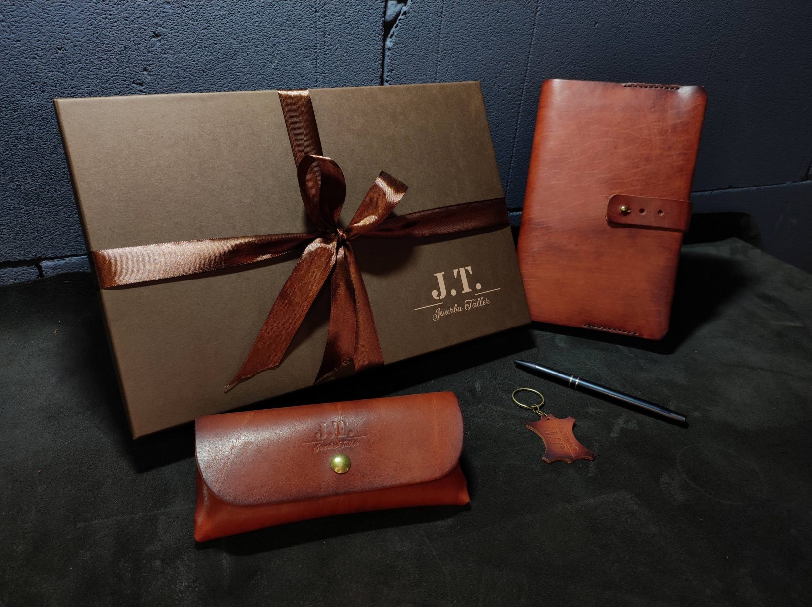 Подарочный набор из коньячного ежедневника А5 и футляра для очков — фото 1