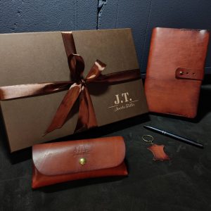 Подарочный набор из коньячного ежедневника А5 и футляра для очков