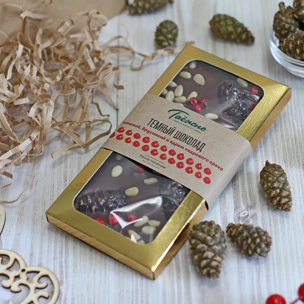 Шоколад темный с шишкой, брусникой и ядром кедрового ореха 80 г «Таёжно» — фото 1