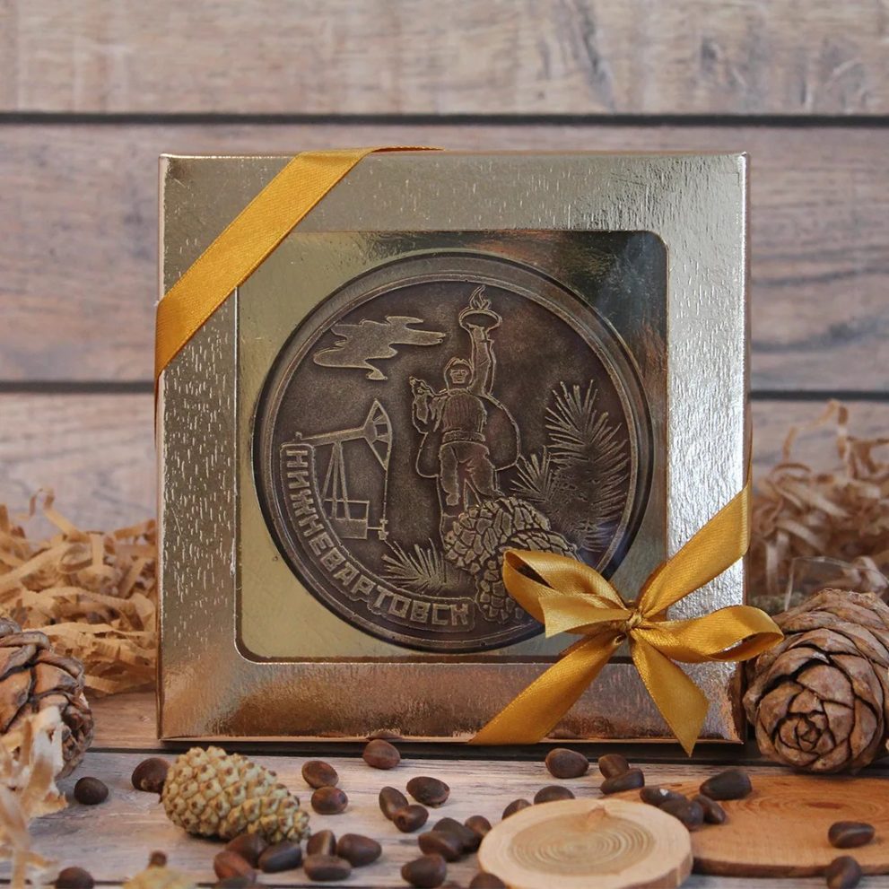 Медаль «Нижневартовск» темный шоколад с голубикой 60 г «КедроРай» — фото 1