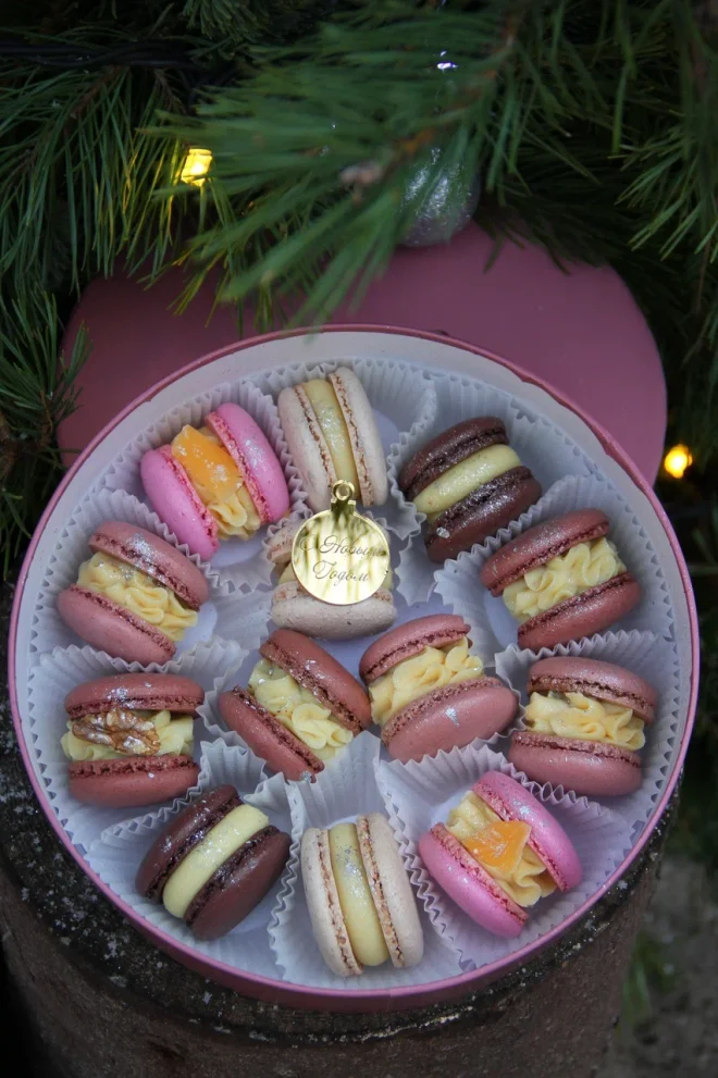 Подарочный набор макарон в шляпном боксе — фото 1