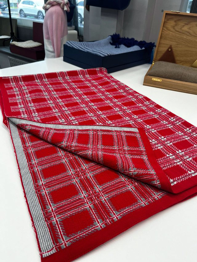 ДВУСТОРОННИЙ ПЛЕД С КНОПКОЙ — фото 1