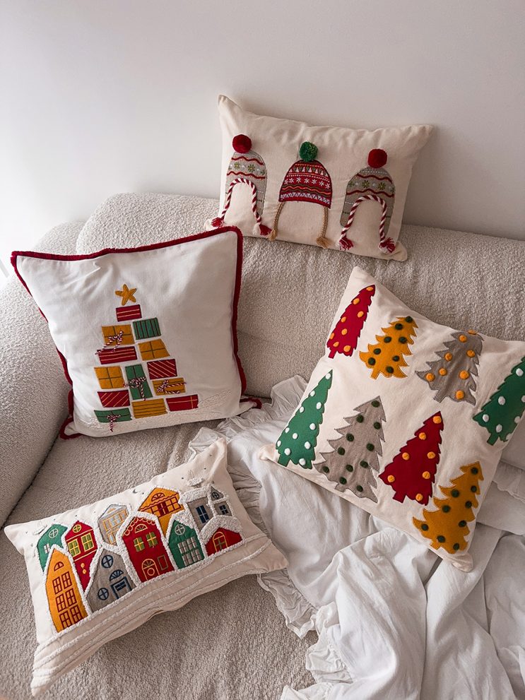 Чехол на подушку Snowy Village из коллекции New Year Essential, 30х45 см — фото 5