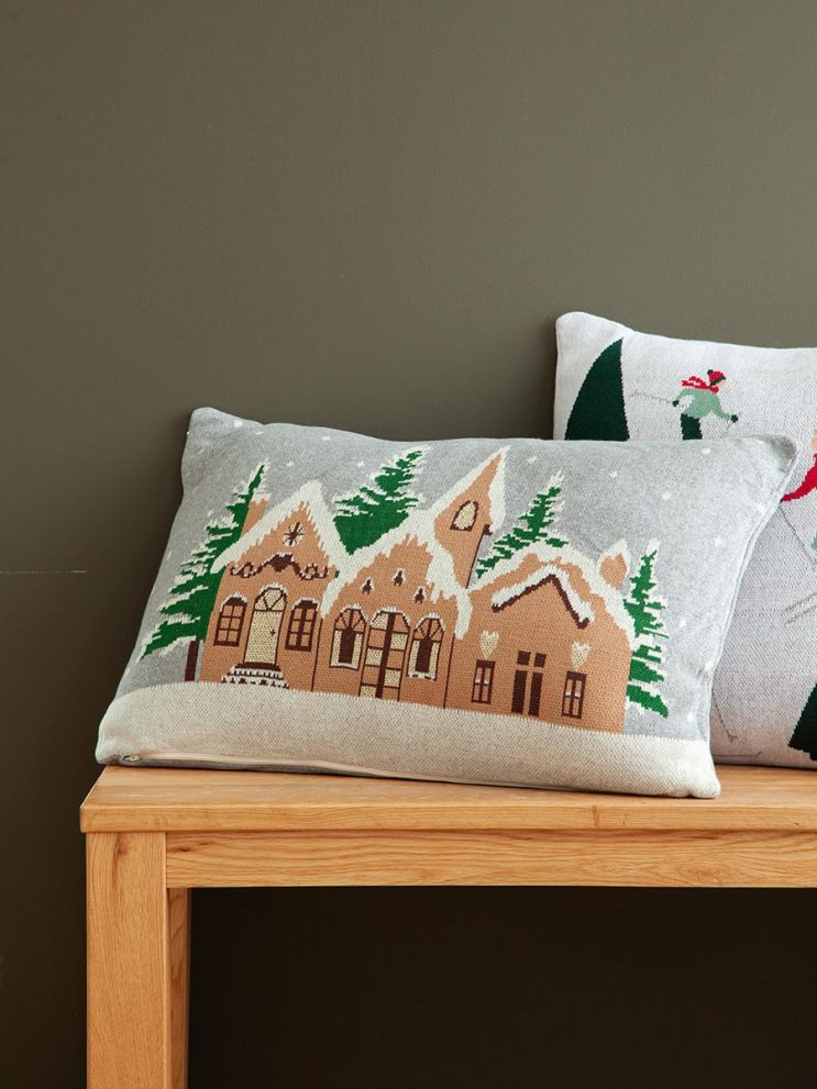 Подушка вязаная с новогодним рисунком Christmas Village из коллекции New Year Essential, 40×60 см — фото 4